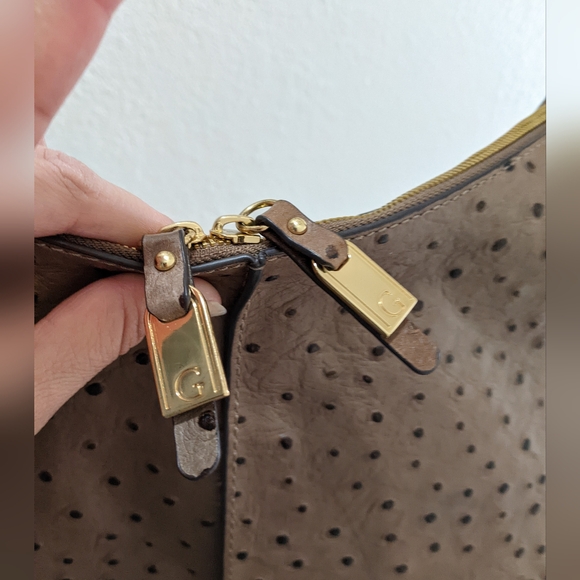 GILI🔥 Ostrich Embossed Hobo Bag - Picture 7 of 17